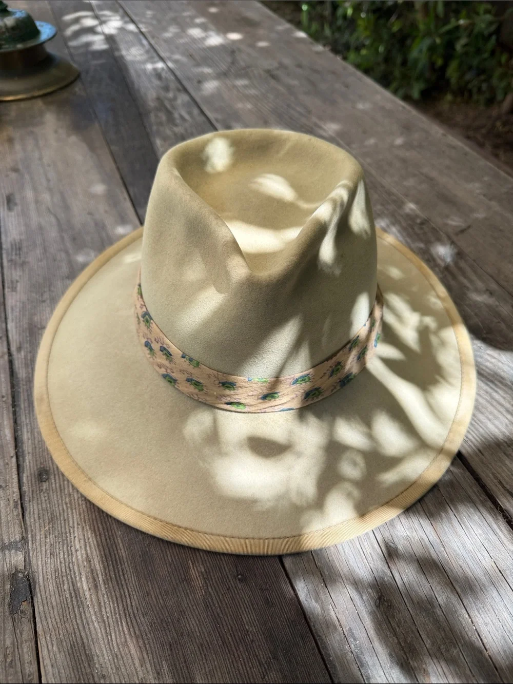 Vintage Wide Brim Felt Fedora with Decorative Band - Beige